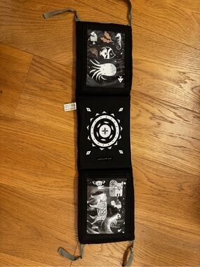 Wee Gallery Baby Tummy Time High Contrast with Slots for cards or pictures